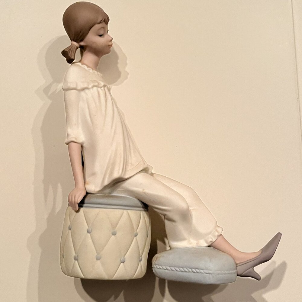 Figurine by Lladro - Girl with Mother's Shoe (Home Decor / x)